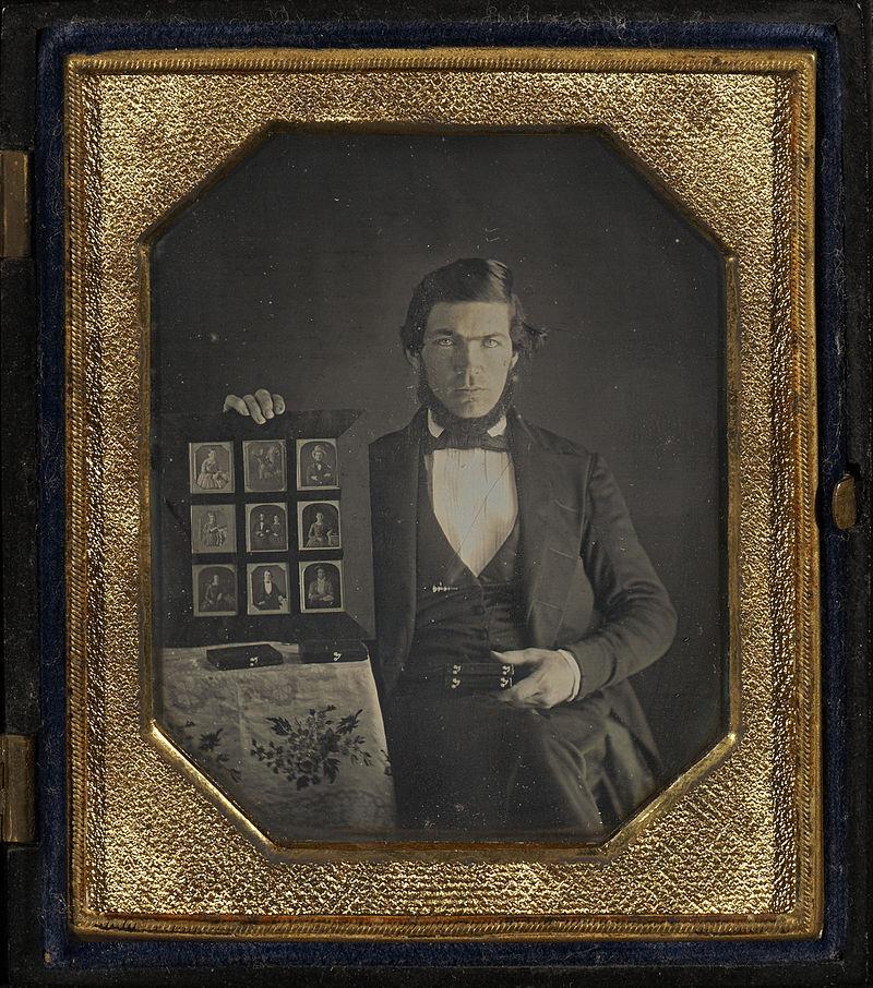Dagerrotípia Tíz évnyi kutató és kísérletező munka után, 1837-ben sikerült Daguerrenek elkészítenie az első dagerrotípiás fotót. Bemutatta találmányát François Arago francia fizikusnak.
