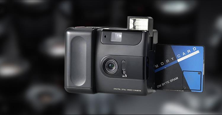 Automata és digitális fényképezőgép Fuji DS-1P volt, 1988-ban, 16 megabájtos memóriakártyával Dycam Model 1 Az első fényképezőgép, mely számítógépes fájl formátumban készített képet a Fuji DS-1P