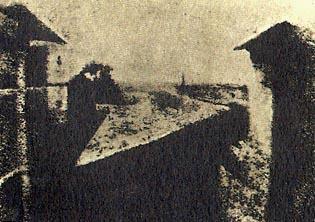 1826 körül egy ónlemezes camera obscurával elkészítette az első természetfotót saját lakásának