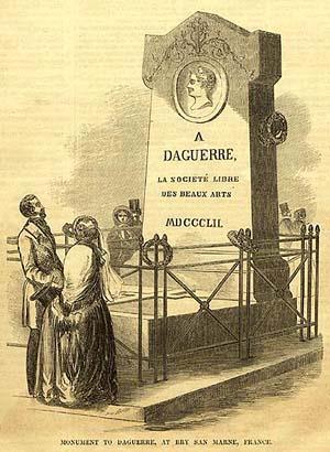 Louis Jacques Mandé Daguerre (1787-1851), aki ekkoriban díszlettervezőként dolgozott,