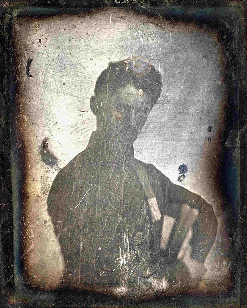 A munka oroszlánrészét Niépce oldotta meg, Daguerre csak kis részben járult a sikerhez, de mivel Niépce 1833-ban meghalt, a közöttük fennálló együttműködési szerződést Daguerre Niépce fiával