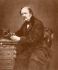 William Henry Fox Talbot (1800-1877) 1833-ban, nem tudva a Niépce és Daguerre által kifejlesztett módszerről, kezdett el kísérletezni a camera obscura
