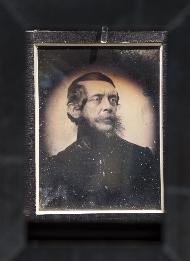 2017. 03. 15-e alkalmából először mutatta be a Magyar Nemzeti Múzeum Kossuth Lajosról 1852-ben készült dagerrotípiát.