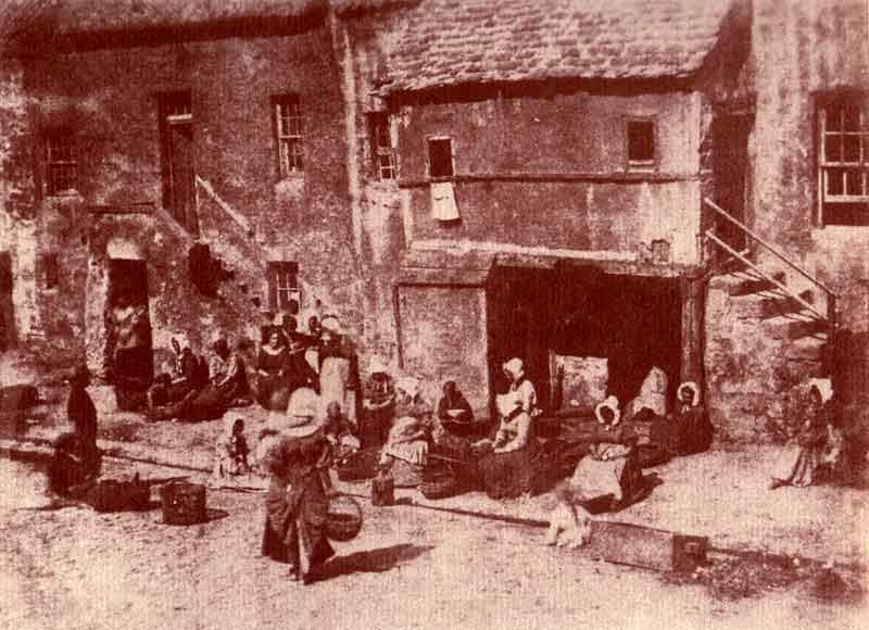 A kalotípia vagy talbotípia William Fox Talbot: Várakozó halászfeleségek St. Andrewsban Az első negatív-pozitív eljárás, a ma használt legtöbb fotográfiai eljárás őse. Klórezüst kimásolópapír.