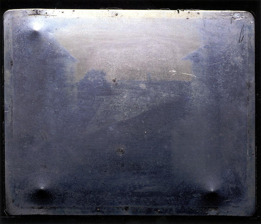 Az első fotográfia Niépce már híressé vált képe előtt mintegy tíz évvel, 1816-ban készítette első felvételeit.
