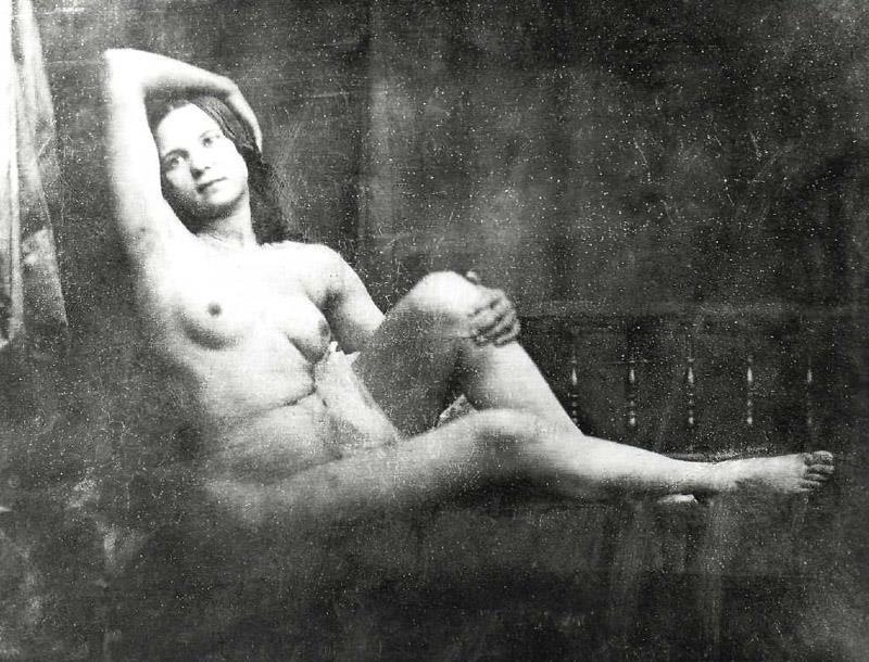 Női- és férfi aktfotók a fényképezés korai szakaszából (18+) Fotó: Hermann Krone: Női akt, 1852 A Viktória-korszak meztelenség-ellenességét folytatja Clark nem annyira szemérmessége, mint inkább egy