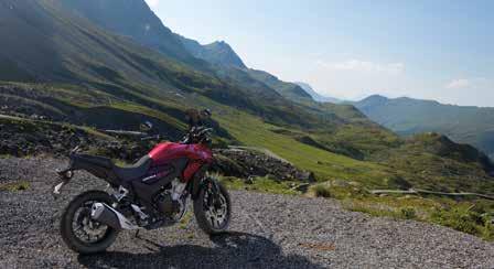 Mindezek ellenére a CB500X legfőbb erénye, hogy kényelmes, derékkímélő testtartásban vezethető, s ergonomikus formájú, alacsonyra helyezett üléséből messzire belátni a motor előtti területet.