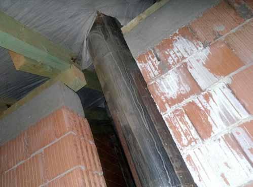 Beázás és tetőkárosodás A szellőző- és kábelkivezetések vízhatlan kialakítása különös kihívást jelent minden