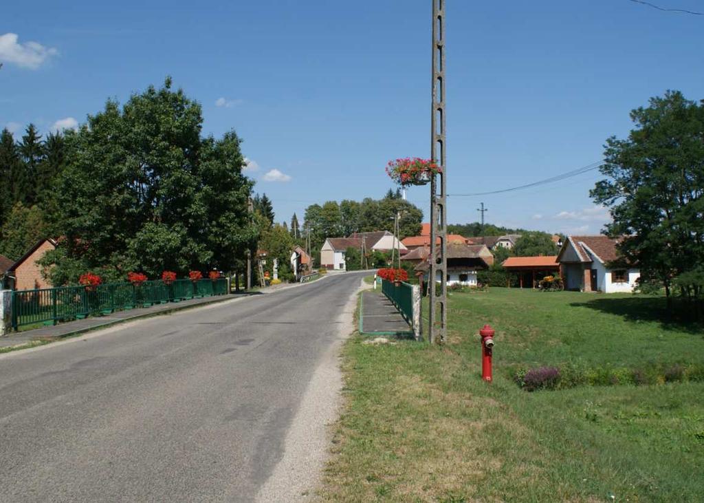 (közösségi ház, kultúrház, tűzoltóság, posta, római katolikus templom, vegyesbolt stb.