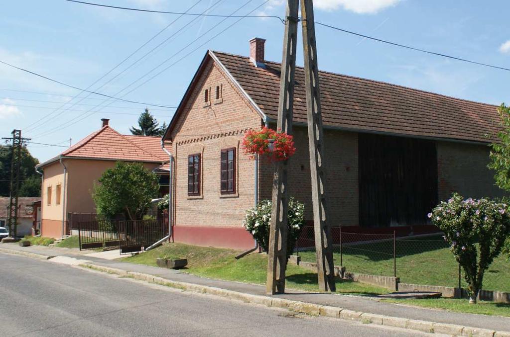 A régebbi lakó- és gazdasági épületek mellett megjelentek és számosak az 1960-as évek házai is.