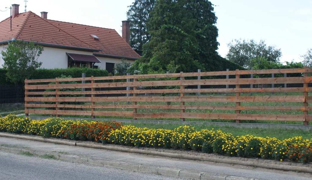 zsinórok mutatják a telekhatárokat. Sok helyen látható, hogy a telkek határvonalát a gyep gondozottsága mutatja, nem áll a szemünk útjába semmi, a festői táj akadályok nélkül kibontakozhat.