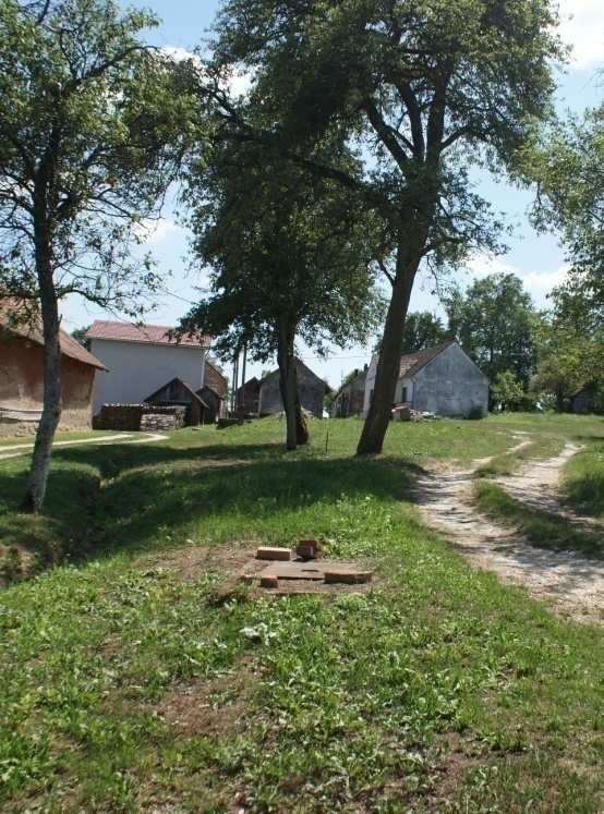 Nemesszert a Zalafoyló és a Nagyrákosi-patak által határolt területen, domboldalon találjuk, a településen átmenő útról induló és oda is érkező útról közelíthető meg.