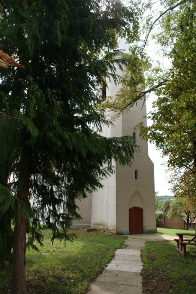 Az egyik a község római katolikus temploma, az Alsószeren található. Ez a templom román kori eredetű, a XIV.