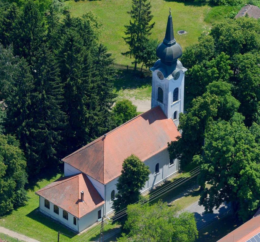 A bejárati homlokzat előtt magasodó torony földszintje nyitott, három