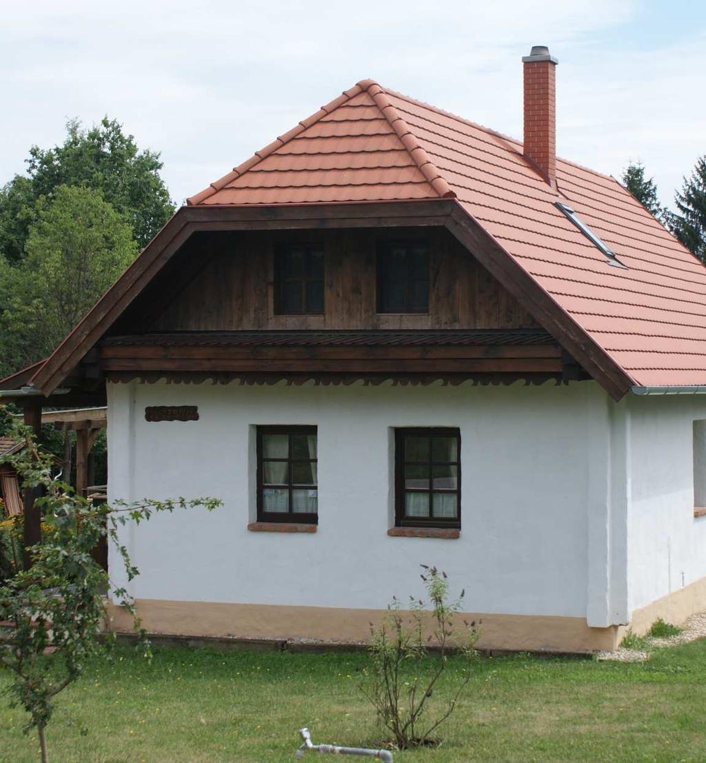 Később már más színt is használnak, de egy épületet egy színnel festettek. A környezetbe illeszkedés miatt javasoljuk az épületeket pasztellszínekkel festeni, épületenként egy színt használva.