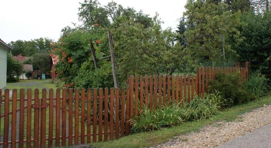 34 A településkép formálására vonatkozó ajánlások KERÍTÉSEK Az Őrségre jellemző, hogy természetes anyagokból, a tájra jellemző növényekből ültetett sövényből készülnek a kerítések.