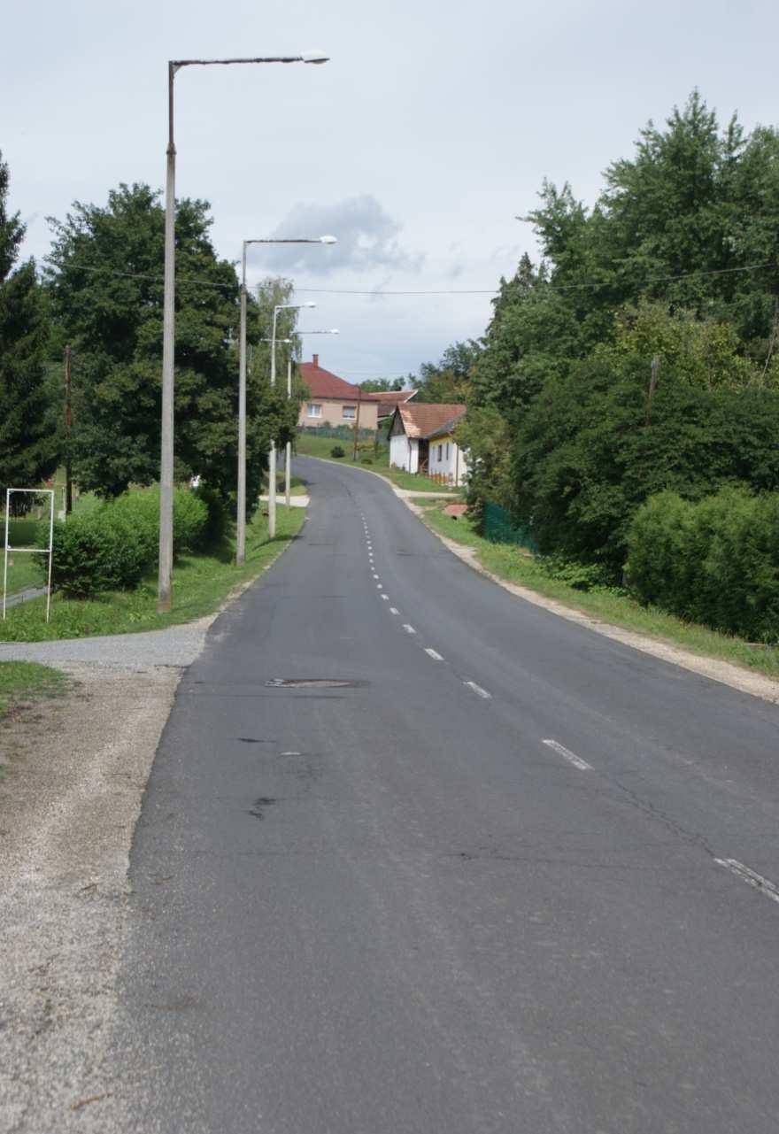 Az utcákon többnyire légkábelek sora húzódik, azonban a településfejlesztési stratégiába beépítendő a földkábelekkel való kiváltásuk.