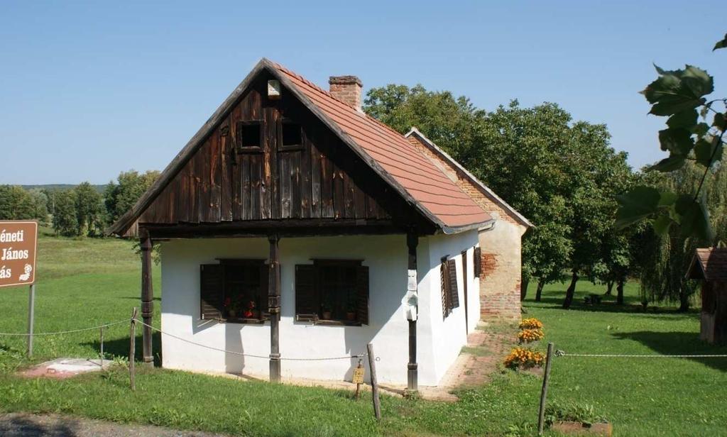 12 Örökségünk A Dunántúl jellegzetes településformája az utcás falu. Az Őrségben ritkán találkozunk ezzel, ha van az is a 20. században alakult ki.