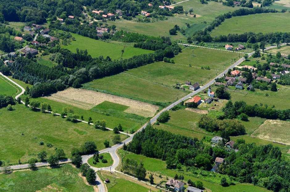 Ezek a bekötőutak keskenyebbek, de általában rendezettek, északon aszfaltozottak, délen részben kaviccsal szórtak, funkciójukat betöltik.