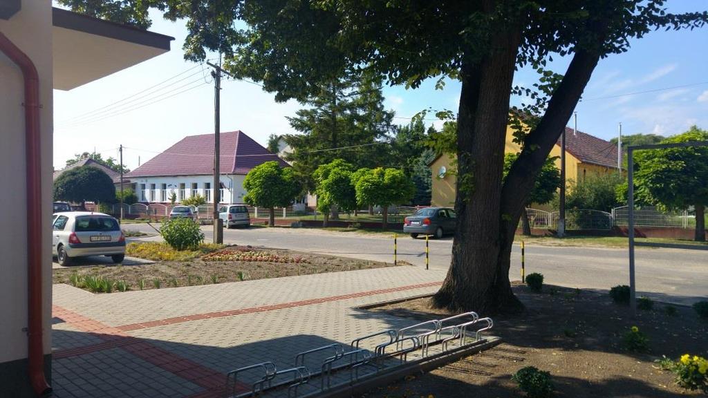 rendelkező házak képviselnek. A régi telkeken többnyire egyszintes, utcára merőleges gerincű, keskeny szélességű, magas tetős épületek 35-45 fok közötti tetőhajlásszöggel épültek.