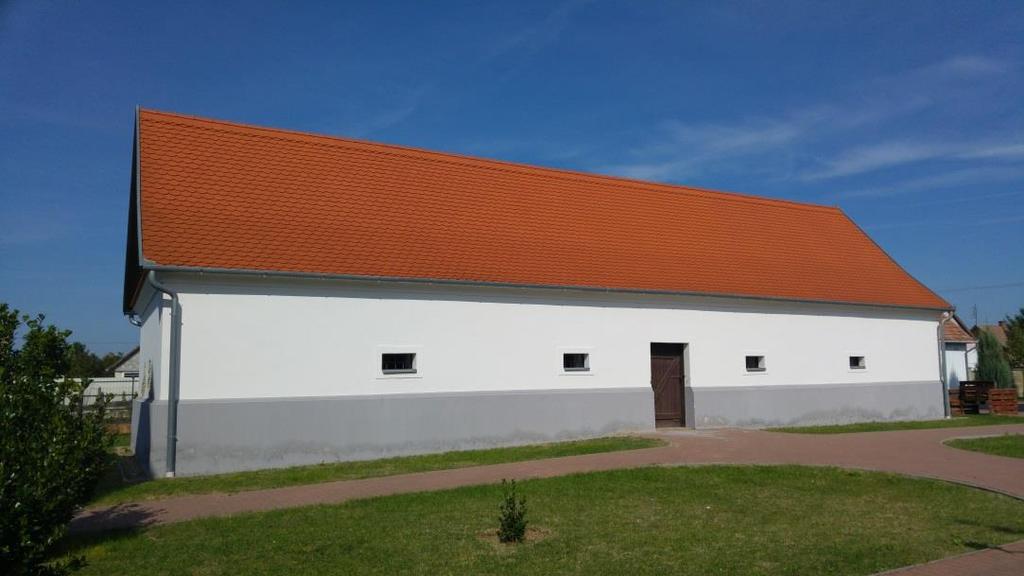 Nem engedhető meg a terméskő vagy az ahhoz hasonló, ragaszott kőutánzatú lapok használata. Kerülendő a homlokzatok kváderes kialakítása.