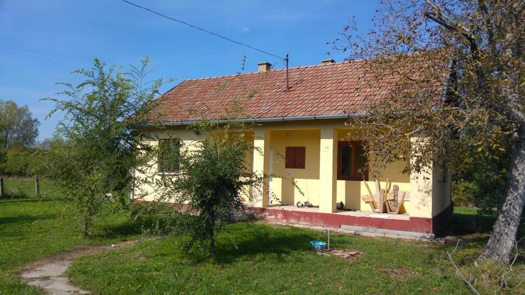 Tornácok A népi építészet egyik, jellegzetes eleme az oldalsó oszlopos tornác. A tornác az a folyosószerű, fedett, félig nyitott tér, mely átmenetet képez a kert és a ház között.