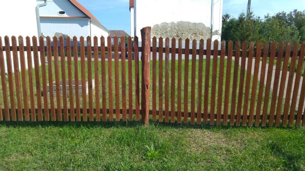 Elvárás, hogy a kerítések ne legyenek tömörek. A tömör kerítés csak ott fogadható el, ahol valamilyen indokoltsága van.