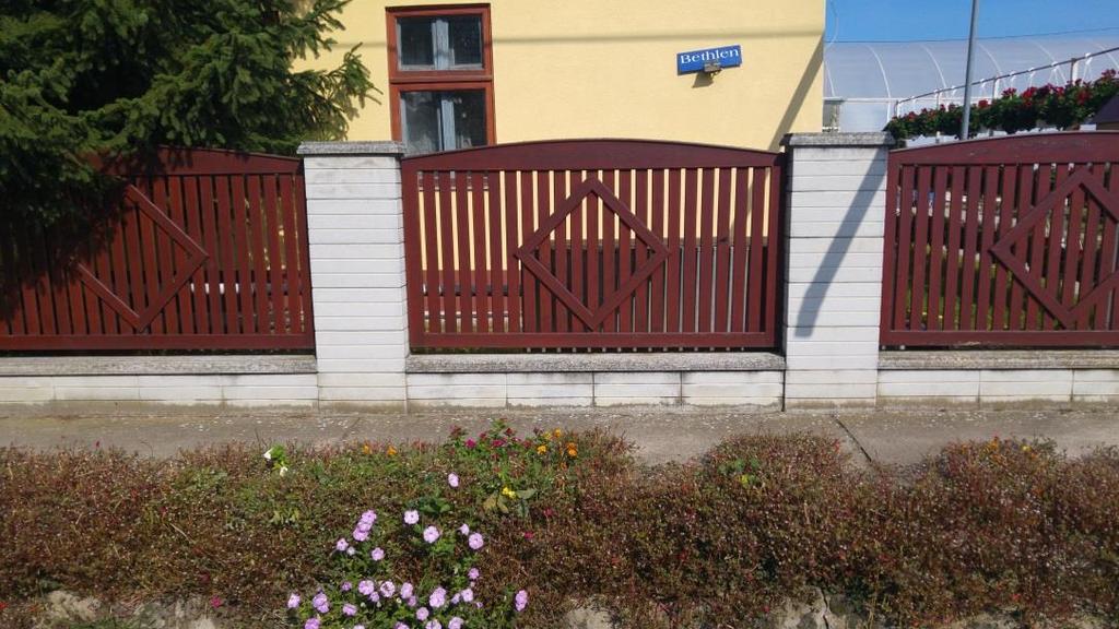 telek benapozásának biztosítását. A kerítések kialakítása során a lakóépületünknél is felhasznált anyagok, színek alkalmazásával még harmonikusabb, egységesebb hatást érhetünk el.