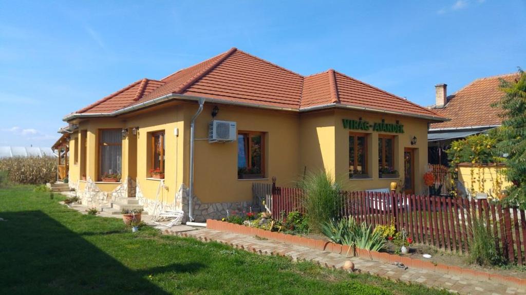 méretű sátortetős lakóépületek.
