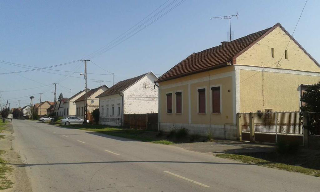 Lakóházai (a volt cselédek lakta épületek) szinte majdnem kivétel nélkül átépültek. Eredetileg három-osztagúak voltak. Az utca és a kert felől a tető csapott és tapasztott oromfalu volt.