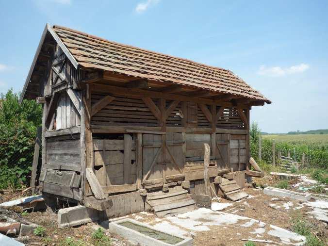 épületeket (csűröket)
