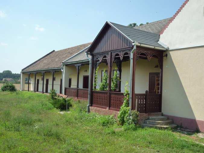A házak hatalmas méretűek, többnyire nyeregtetősek.