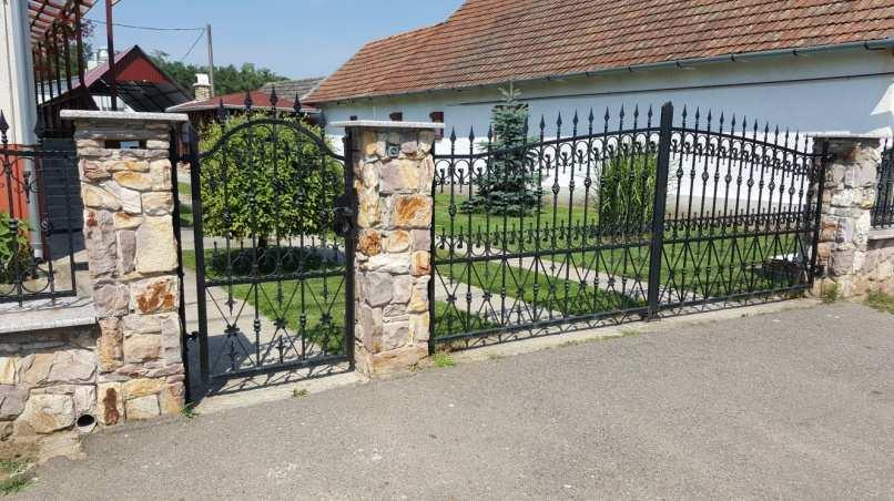 Jó példái annak, hogy a hagyományos mellett megférnek a modern anyagok, kialakítások is.