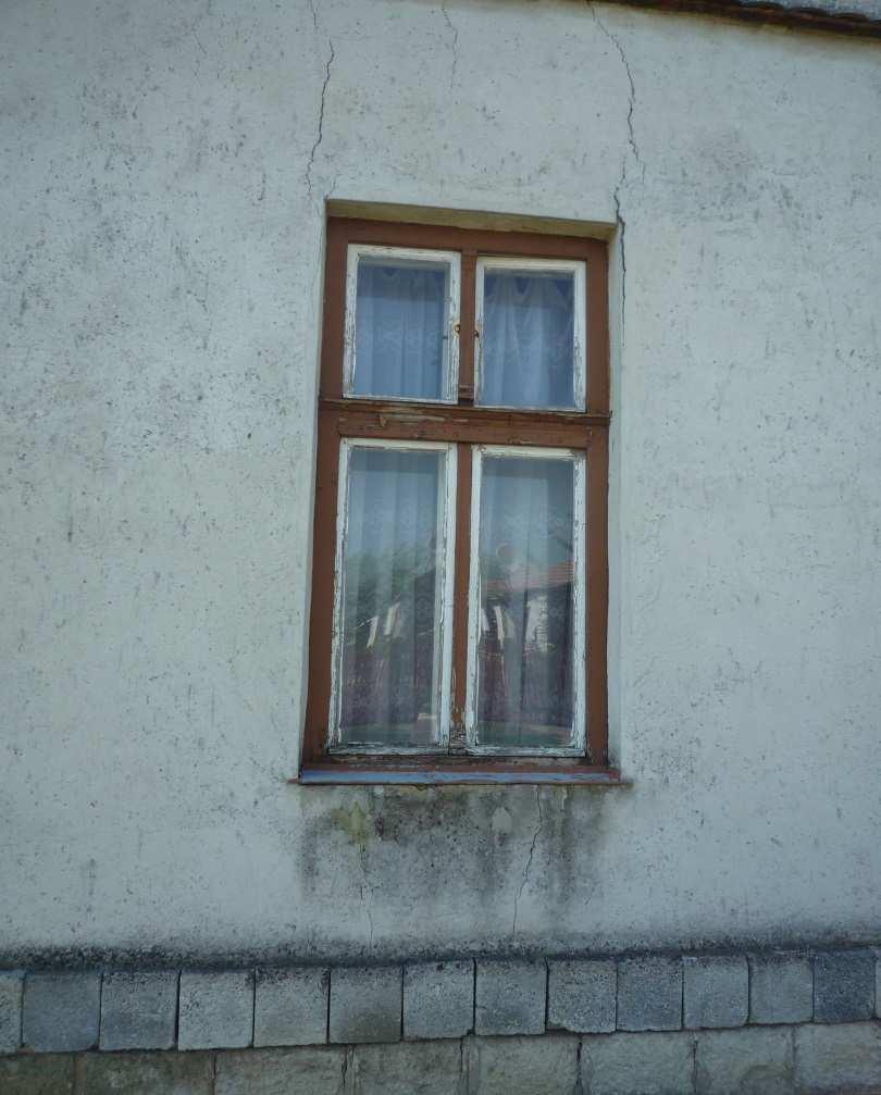 A közösségi célú épületeken hosszanti kialakítású, keskenyebbnek tűnő ablakokat figyelhetünk meg.