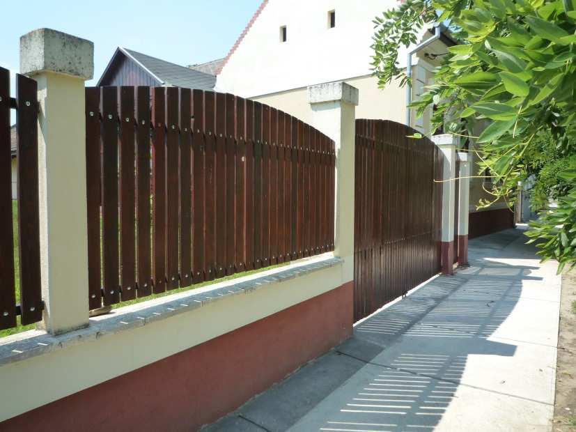 a beépítésre szánt területen, több helyen tégla pillérek közötti fa kerítéssekket találhatunk, így jól látszódik az előkert és az épülethomlokzatteljessége.