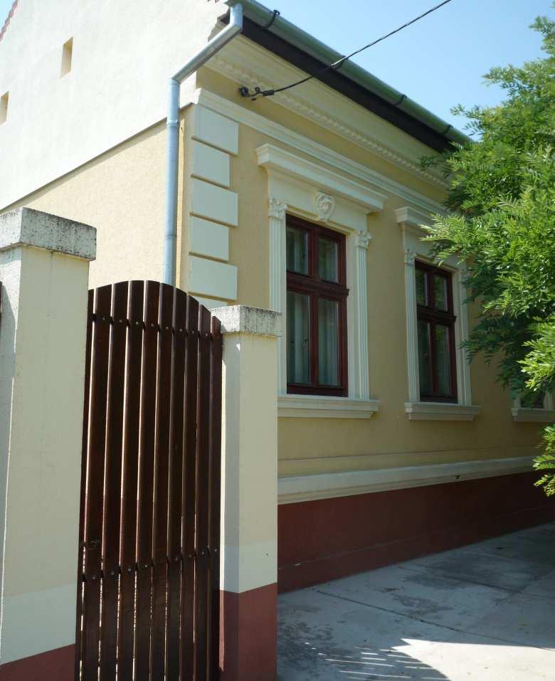 Az oromfal kapu feletti boltozata és a macskalépcsős oromfal lezárás a tégla architektusát emeli ki.. A barokk jellegű homlokzat igényesen lett felújítva.