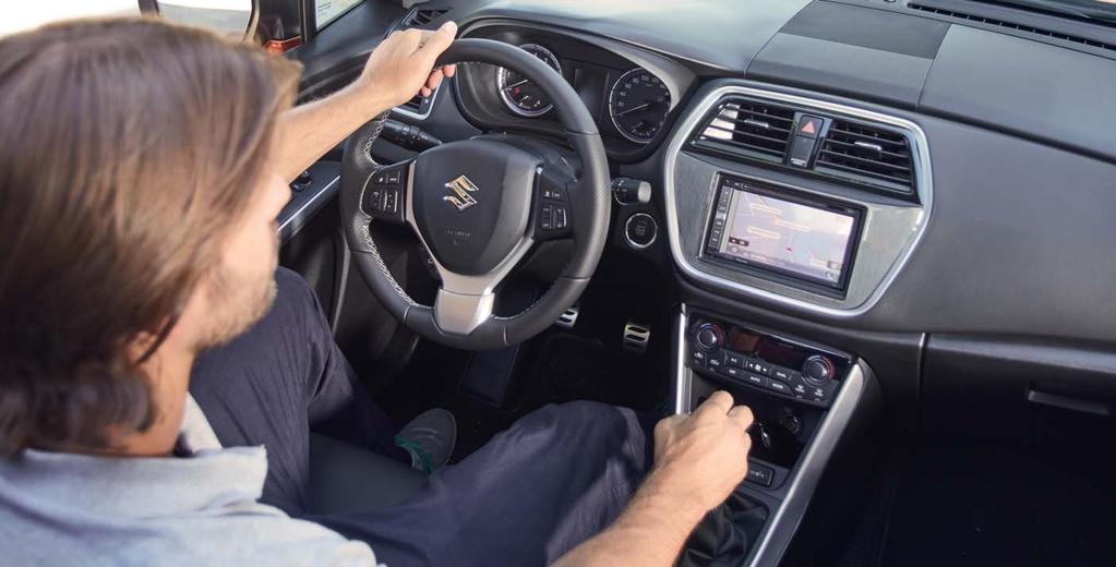 BELSŐ A stílusostól a praktikusig Az SX4 S-CROSS modellnél nincs hiány a kényelemben.