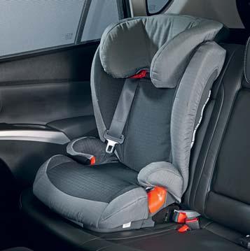A tökéletesen elrendezett 3 pontos rögzítés, valamint az ISOFIX kapcsolódási pontokhoz történő további rögzítés maximális stabilitást és biztonságot nyújt.