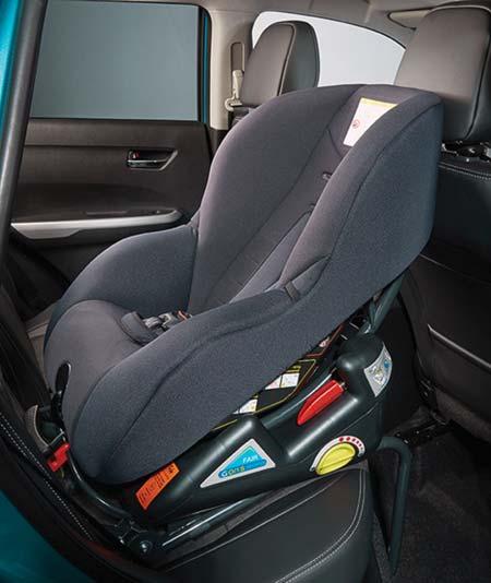 A tökéletesen elrendezett 3 pontos rögzítés, valamint az ISOFIX kapcsolódási pontokhoz történő további rögzítés maximális stabilitást és biztonságot nyújt.