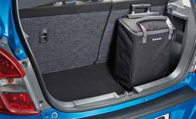 25 25 Foldable luggage bag black with Suzuki logo, with four non slip studs on the base and individually adjustable straps to ensure easy and safe fixation in the