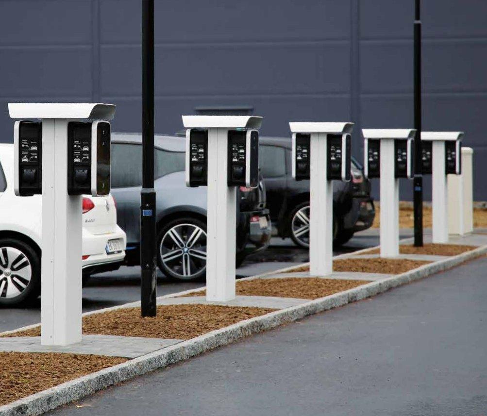 Wallbox emh3 Vállalati flották és parkolóházak számára Wallbox emh3 For corporate fleets and car parks Az új ABL szoftver segítségével a töltési pontok több emh3 wallbox egymással történő összekötése