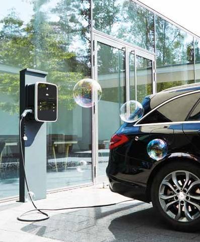 Töltsön velünk! Charge with us! 2011-ben kifejlesztettük új emh1 készülékünket, mely a világ legkisebb méretű fali töltőegysége.