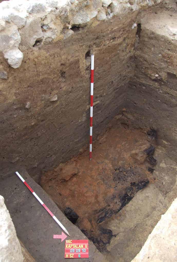 5 jelenik meg, az utca középkori nevét azonban nem ismerjük. A térképek adatai kiegészíthetőek az 1570-es évekből, Vác török fennhatósága idejéből származó, városnegyedek szerinti házösszeírással.