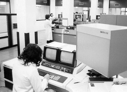 Az R-55M jellemzése: vezérlő konzol, változtatható utasításkészlet betöltéssel; 2 Mbájtos félvezetős operatív memória; 4 db 29 Mbájtos cserélhető lemezmeghajtó; 4 db 200 Mbájtos bolgár gyártmányú