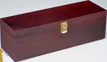 Fa dobozos, mely tartalmaz egy üvegnyitót, cseppfogót és dugóhúzót.