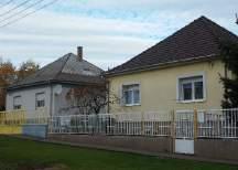 alaprajzú, két-három szerkezeti menetes, többszobás sátor vagy manzárd tetős un.