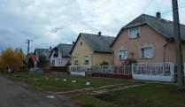 A kis kivételtől eltekintve általánosságban elmondható, hogy a közel azonos ereszvonallal rendelkező egyszintes cserépfedéses épületek határozzák meg és rendezik az utca képét.