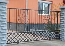 Falazott kerítések esetében a lábazat és az oszlop legtöbbször kő, tégla