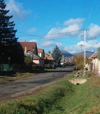 Bevezetés 7 Közös célunk, hogy mindenki az igénye és lehetősége szerinti korszerű épületet tudjon létrehozni magának, mely illeszkedik a tájba és a meglévő vagy kívánt települési képbe.
