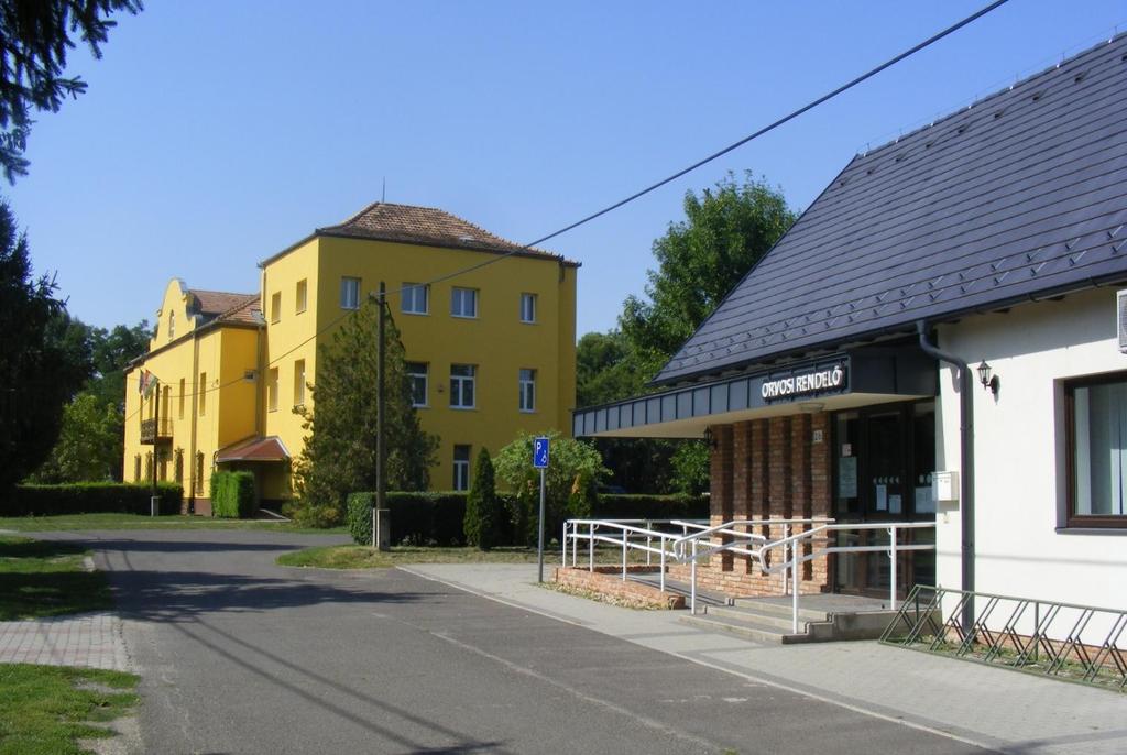 aprótelkes Tobány, addig a Rákóczi Ferenc út mentén a Bér-patakig, illetve az egykori kastélykertig nyúló hosszú